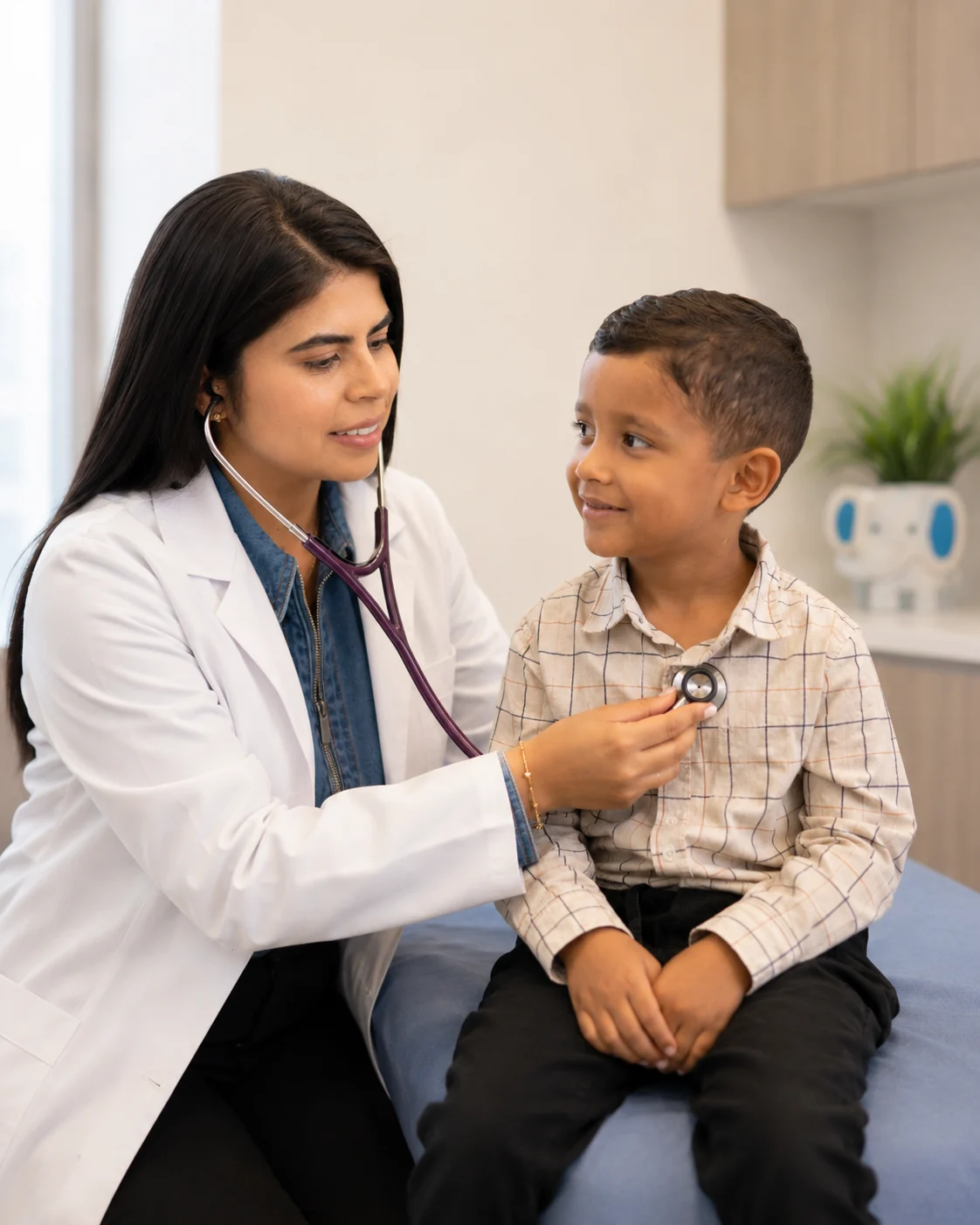 Doctora pediatra atendiendo con cercanía a una niña